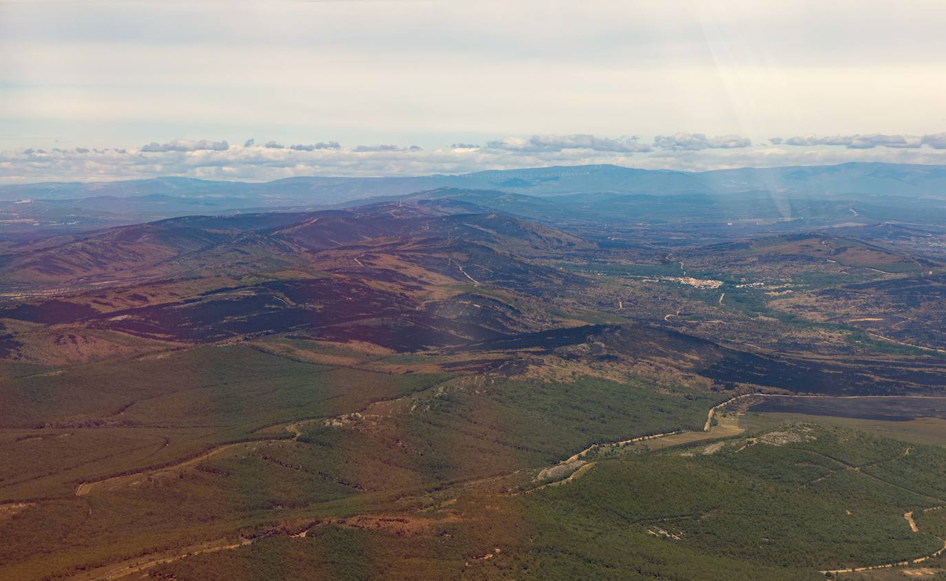 Fotos: El terreno quemado por el incendio de la Sierra de la Culebra, desde el aire