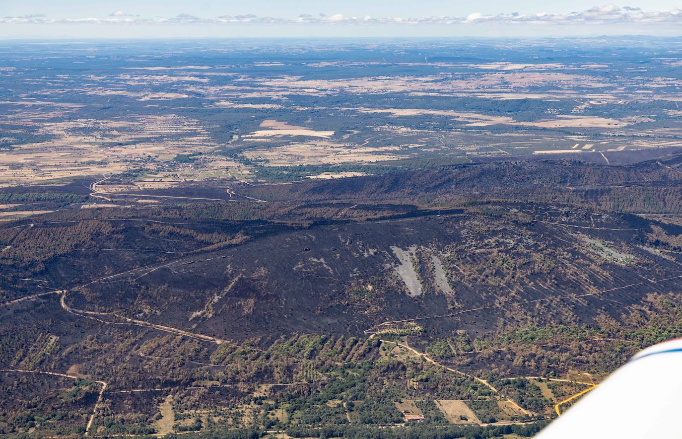 Fotos: El terreno quemado por el incendio de la Sierra de la Culebra, desde el aire