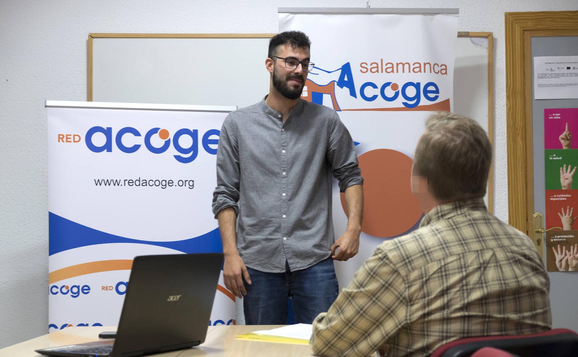 Pablo Martín, responsable del Servicio de Igualdad de Trato y No Discriminación de Salamanca Acoge, asesora a un ciudadano ruso al que han bloqueado las cuentas bancarias