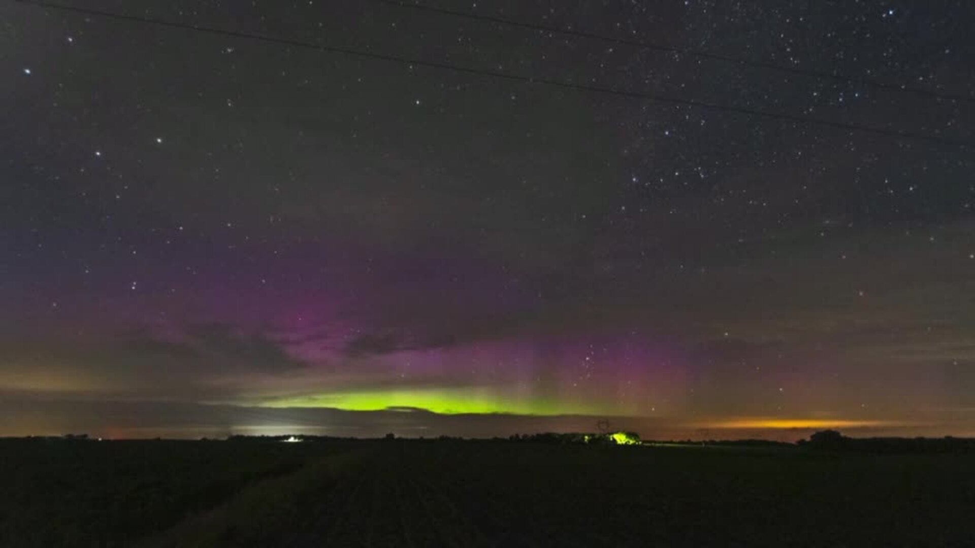 Una impresionante aurora boreal cubre el cielo de Minnesota