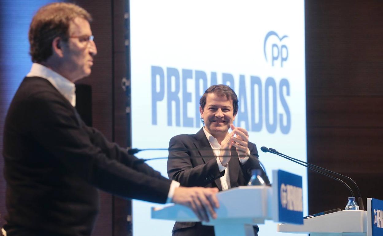 Alfonso Fernández Mañueco aplaude las palabras de Alberto Núñez Feijóo en un acto del Partido Popular el pasado mes de marzo.