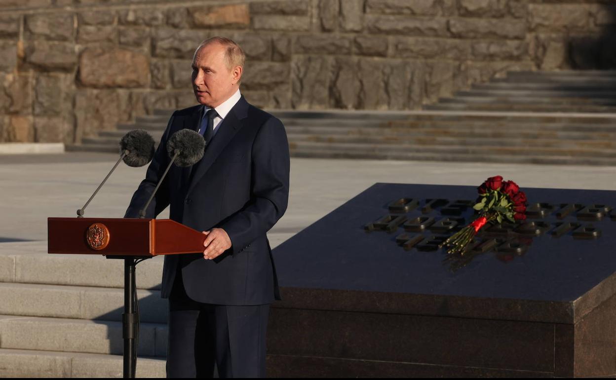Vladímir Putin, junto al monumento 'Patria, Valor, Honor', en el Servicio de Inteligencia Exterior de la Federación Rusa. 