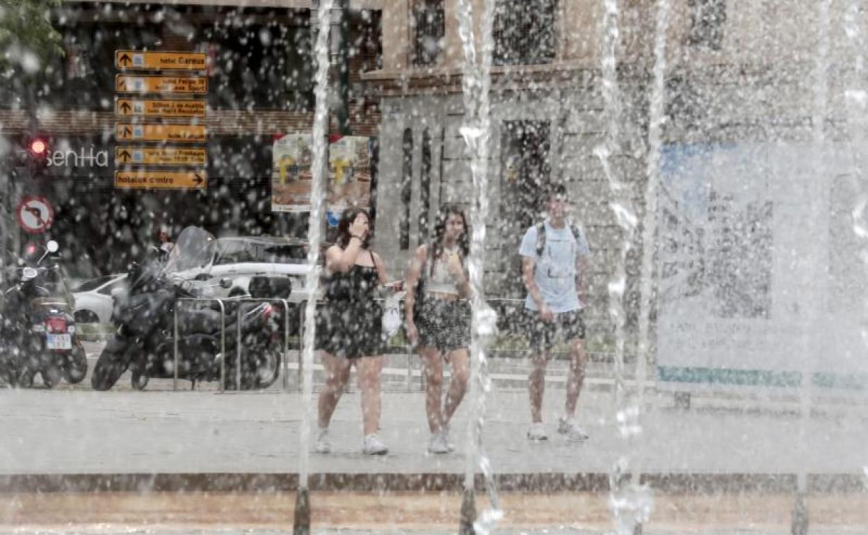 Cortina de agua de la fuente de la plaza de Zorrilla. 