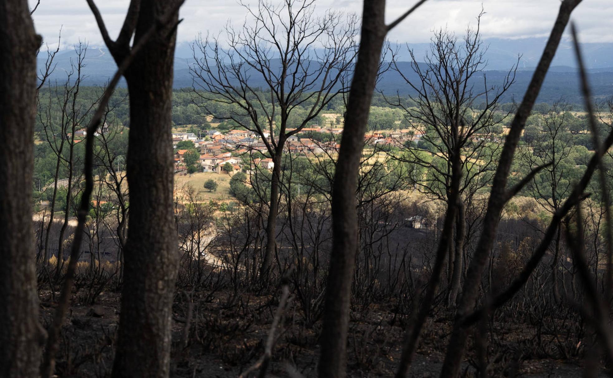 La localidad de Cional, asediada por el fuego que asoló la Sierra de la Culebra.
