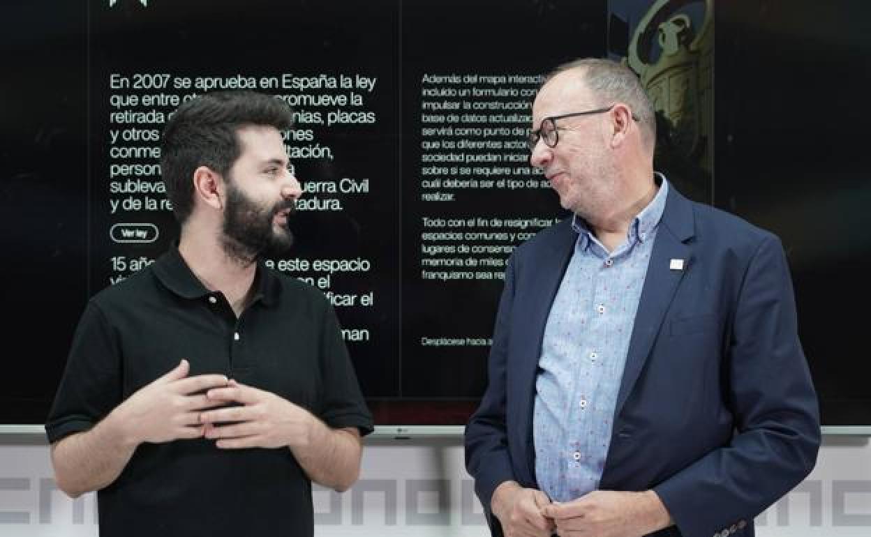 El presidente de la Fundación, Jesús Pereda y el editor de 'deberiadesaparecer.com', Eduardo España, en la presentación del proyecto. 