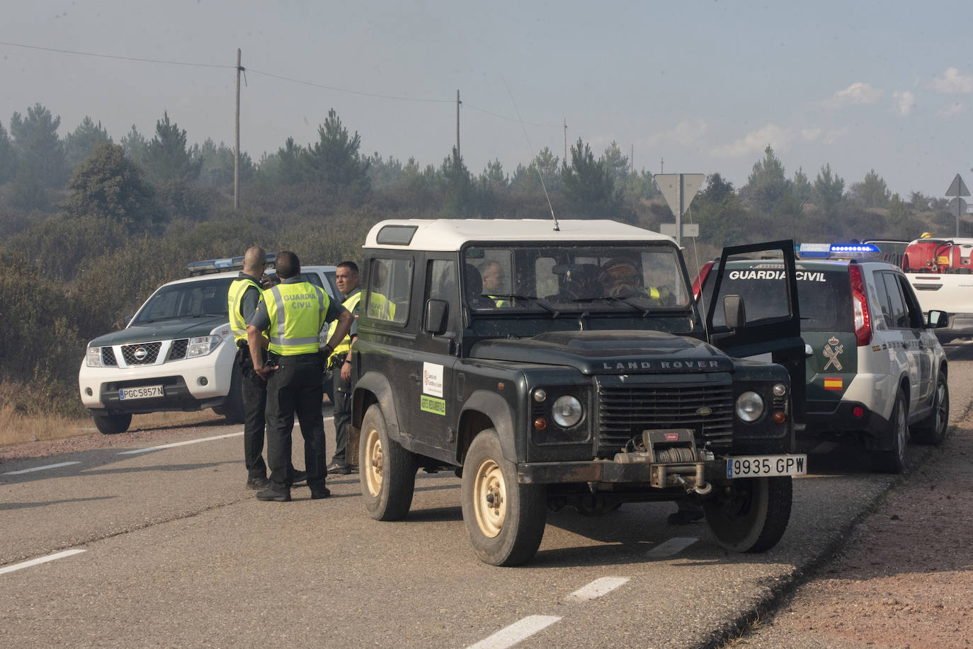 Servicios de extinción trabajan en Honrubia de la Cuesta para controlar el fuego.