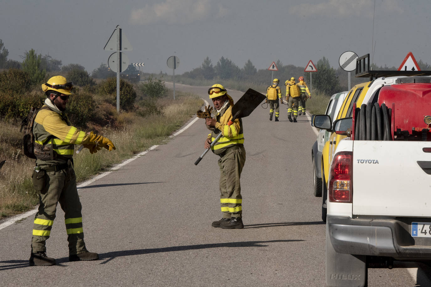 Servicios de extinción trabajan en Honrubia de la Cuesta para controlar el fuego.