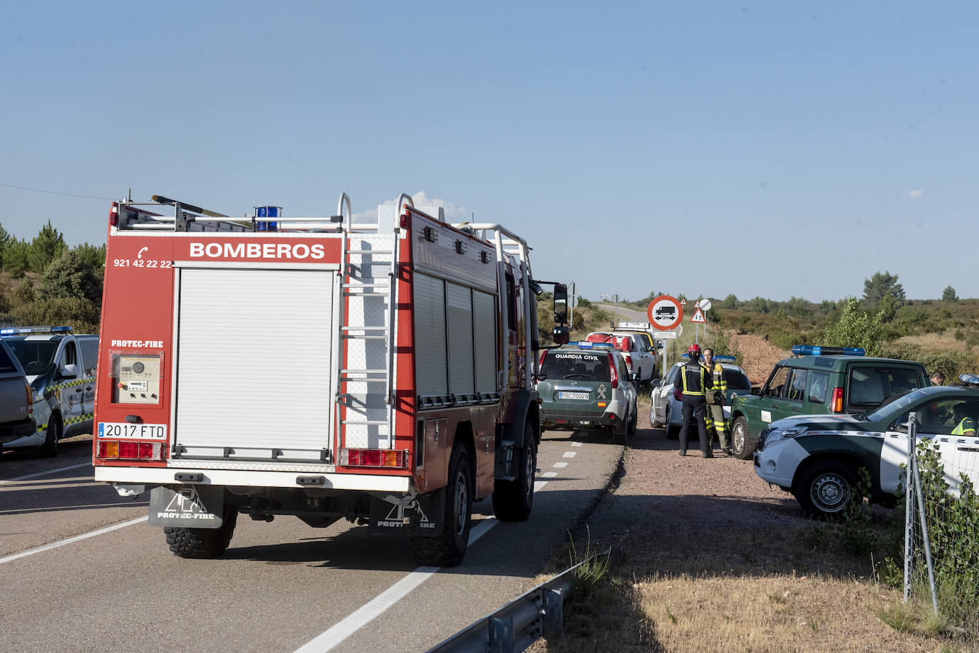 Servicios de extinción trabajan en Honrubia de la Cuesta para controlar el fuego.