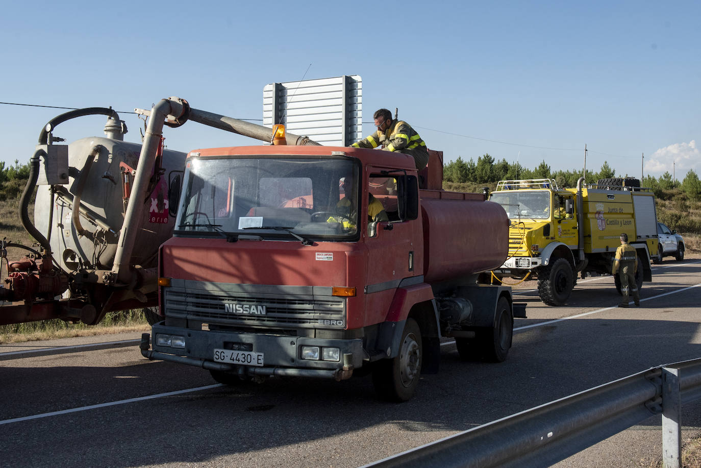 Servicios de extinción trabajan en Honrubia de la Cuesta para controlar el fuego.