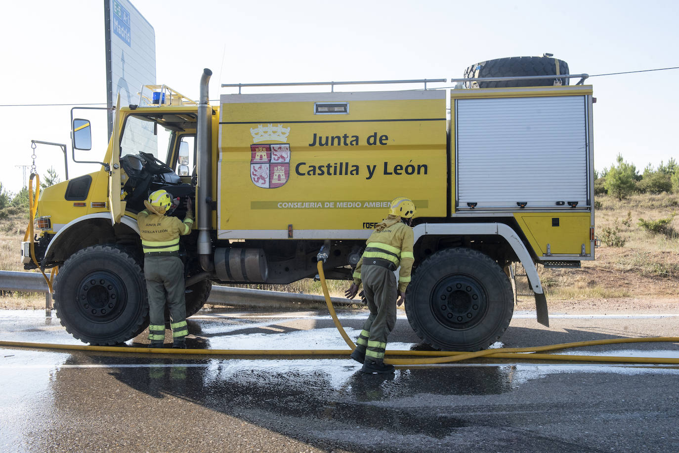 Servicios de extinción trabajan en Honrubia de la Cuesta para controlar el fuego.