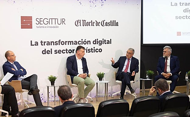 Francisco Frutos, Jerónimo Fernández, Luis Ángel Chico y Agustín Lorenzo en un momento de la jornada sobre transformación digital //. 