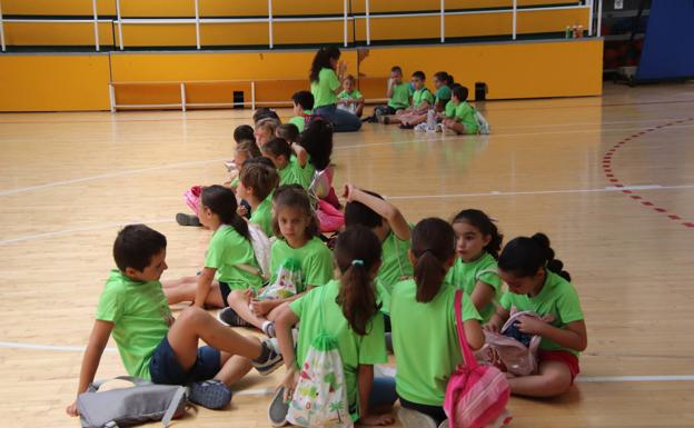 Algunas actividades se realizan en el pabellón cubierto.