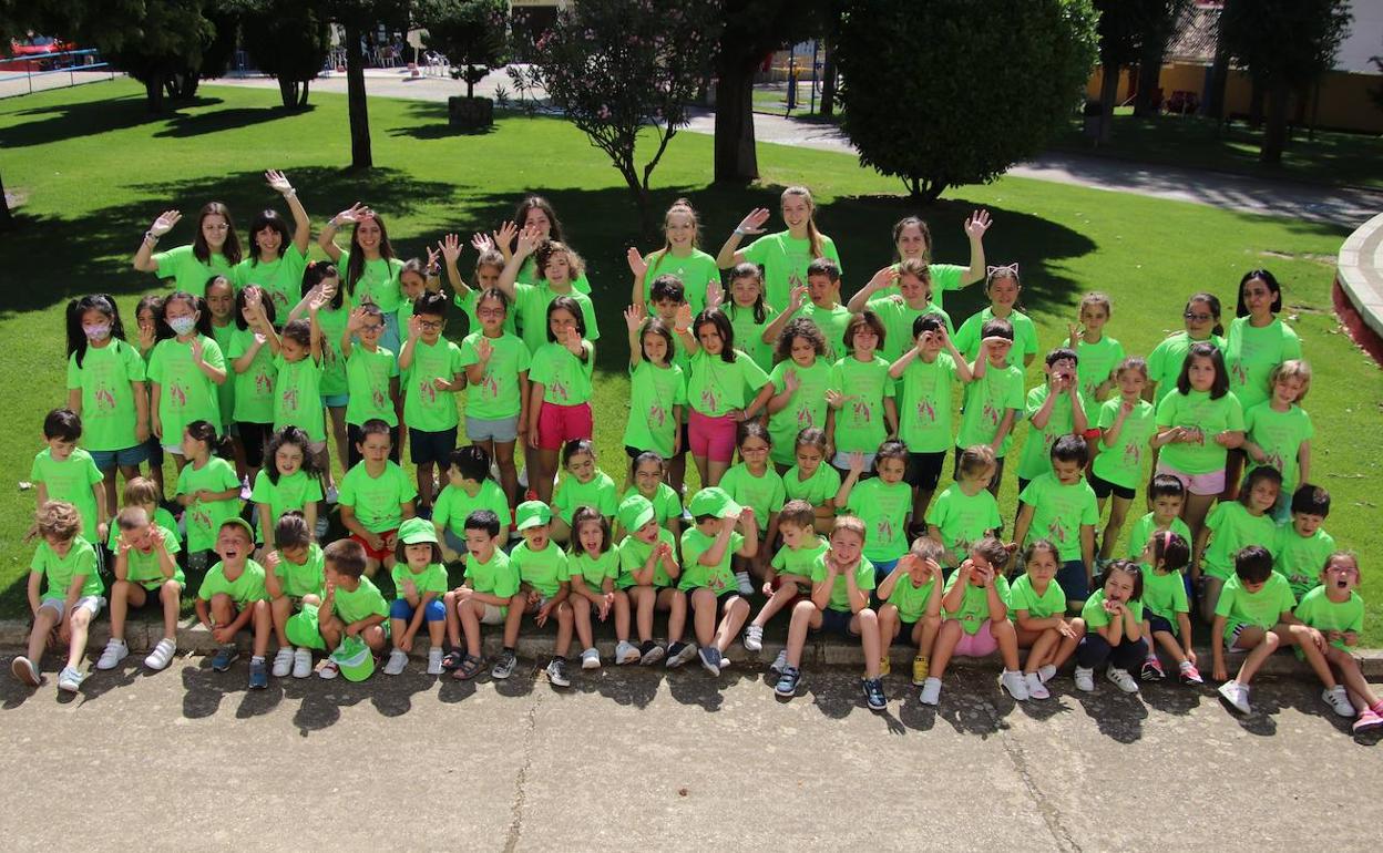 Foto de familia de los niños participantes en el campamento urbano.