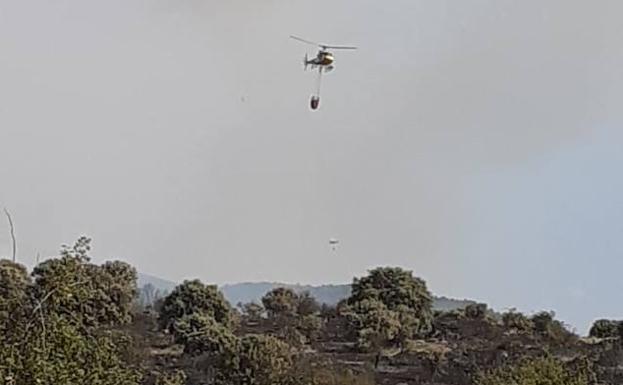 Un helicóptero trabajando en la zona.