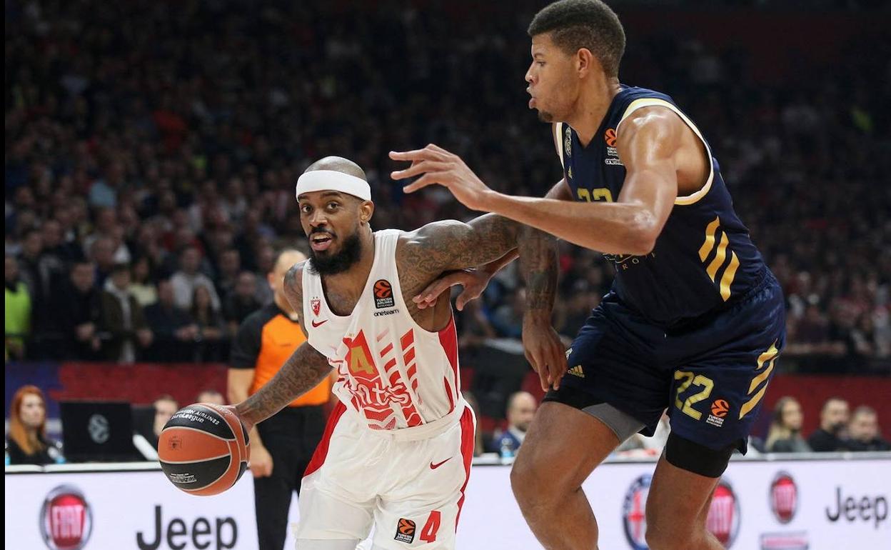 Lorenzo Brown, ante Walter Tavares en un partido de la Euroliga. 