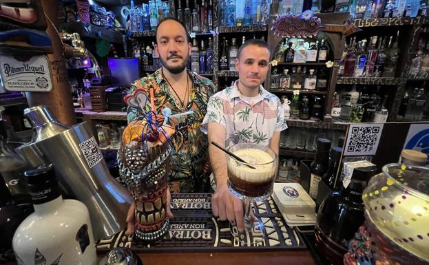 Domingo y Nacho posan con sus cócteles en Ronería Tiki. 