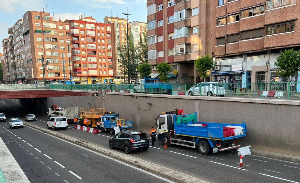 Camiones y operarios durante la reparación que ha iniciado a las 8:30 horas en el túnel de San Isidro. 