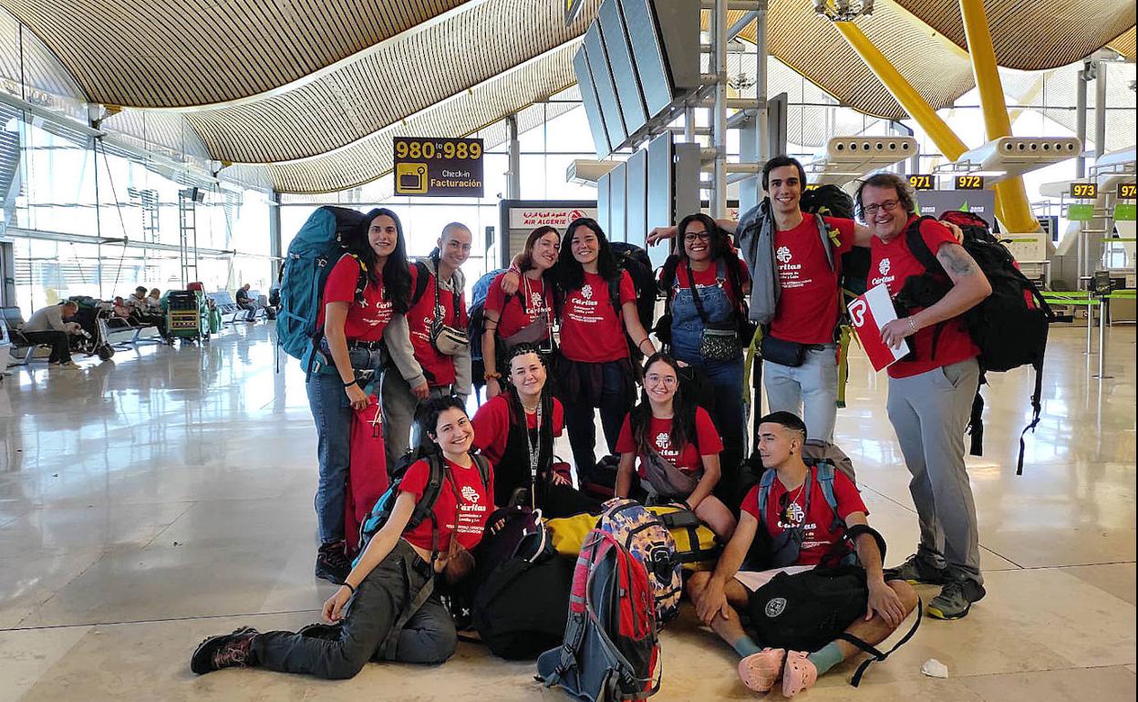 Los voluntarios antes de coger el avión.