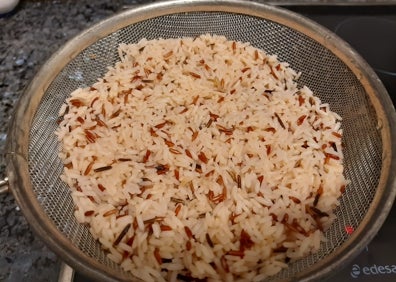 Imagen secundaria 1 - Receta de ensalada de arroz con queso y aceitunas negras