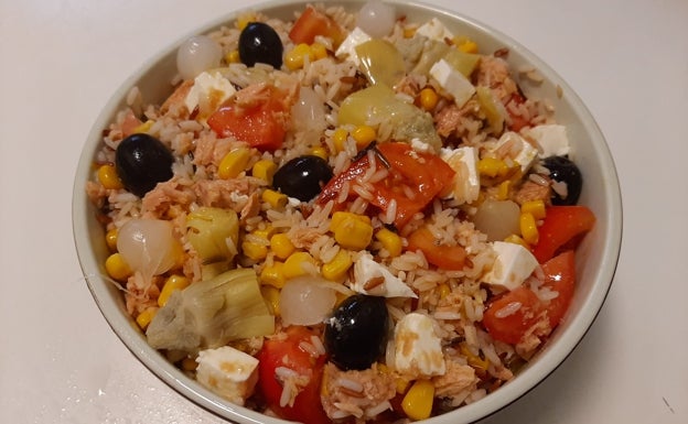 Ensalada de arroz con queso y aceitunas negras