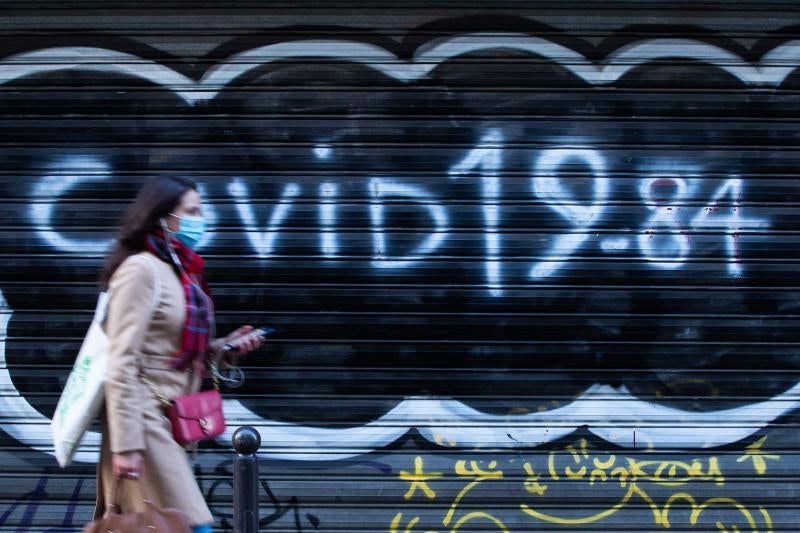 Las mascarillas vuelven a verse en las calles de París ante el aumento de casos de coronavirus 