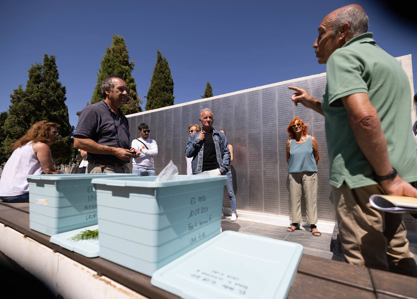 Fotos: Familiares de fusilados en 1936 en Pozal de Gallinas acuden al memorial de Valladolid