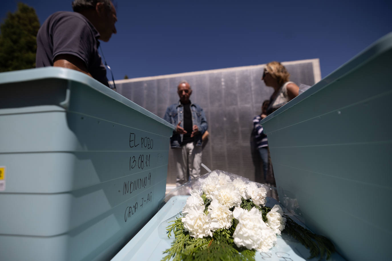 Fotos: Familiares de fusilados en 1936 en Pozal de Gallinas acuden al memorial de Valladolid