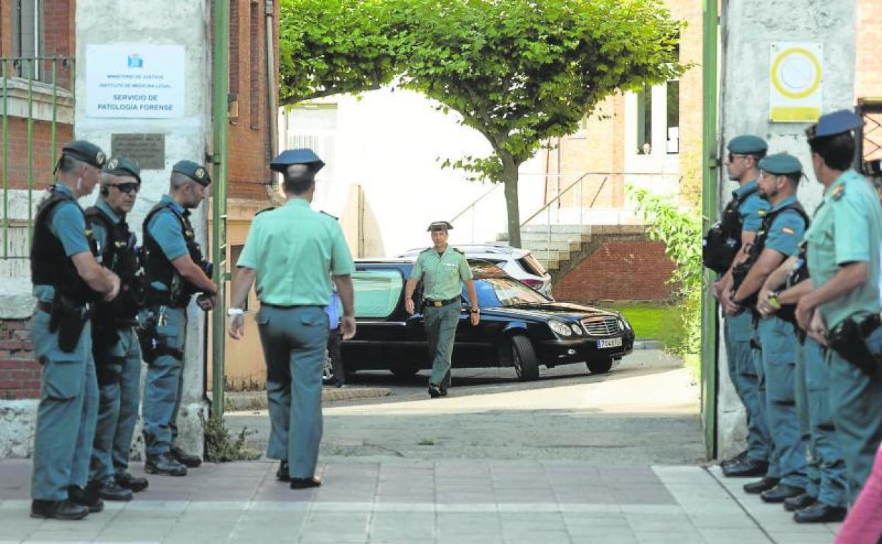 El coche con los restos del teniente coronel de la Guardia Civil, a su salida del anatómico forense de Valladolid.