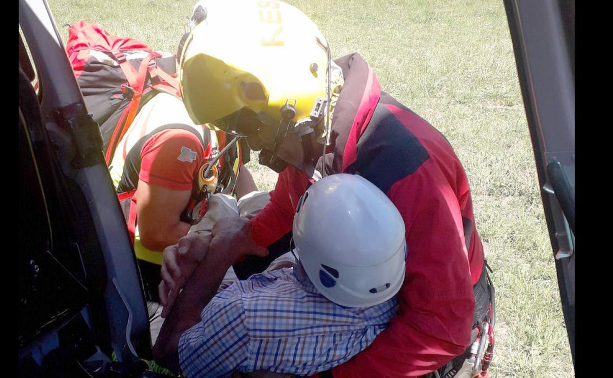 Imagen del rescate del escalador octogenario.