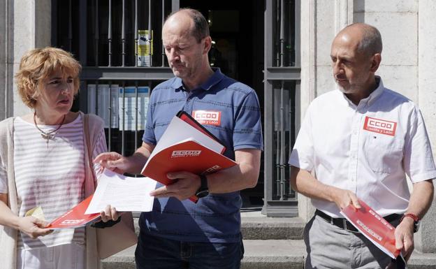 Ernesto Angulo, en el centro, con compañeros de CC OO el lunes, cuando presentaron ante la Fiscalía la denuncia contra la Junta por el incendio de la Culebra.