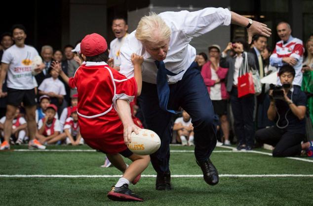 Su impulsividad le ha permitido ganar una imagen populista. Aquí, Johnson embiste a un niño durante un partido de exhibición de rugby en 2015