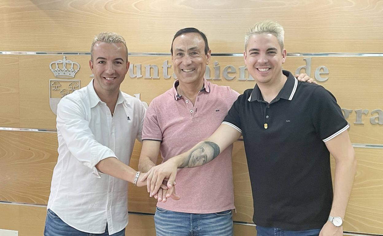 El alcalde con los dos campeones del mundo, en el Ayuntamiento. 