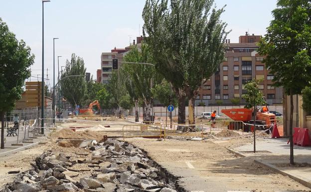 Trabajos en el paseo de Farnesio, al borde la tapia derribada. 