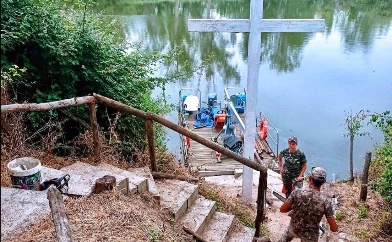 Trabajos de colocación de la nueva barandilla junto a la cruz del manantial del río Olmos. 