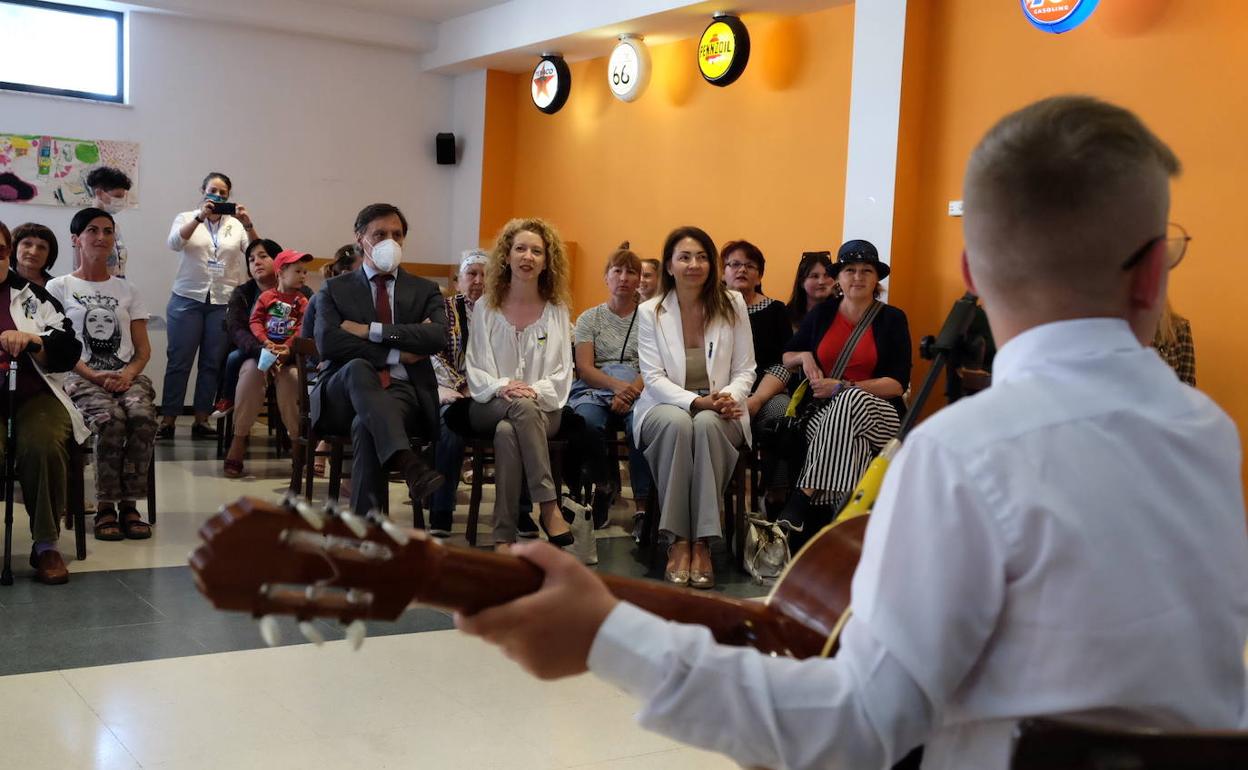 El alcalde de Salamanca, Carlos García Carbayo, visita a las personas refugiadas de Ucrania en el Albergue Lazarillo de Tormes