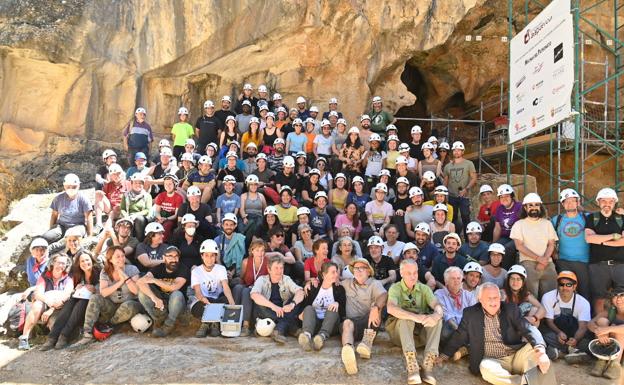 El equipo de investigación de Atapuerca, con el hallazgo. 