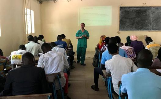 Charlie imparte una clase a personal sanitario. 