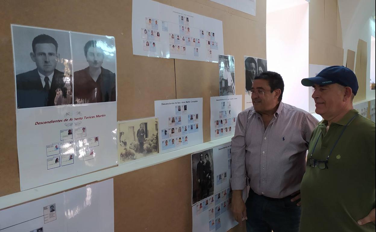 José Carlos Martín y Luis Martín, frente al árbol genealógico de Palazuelo. 