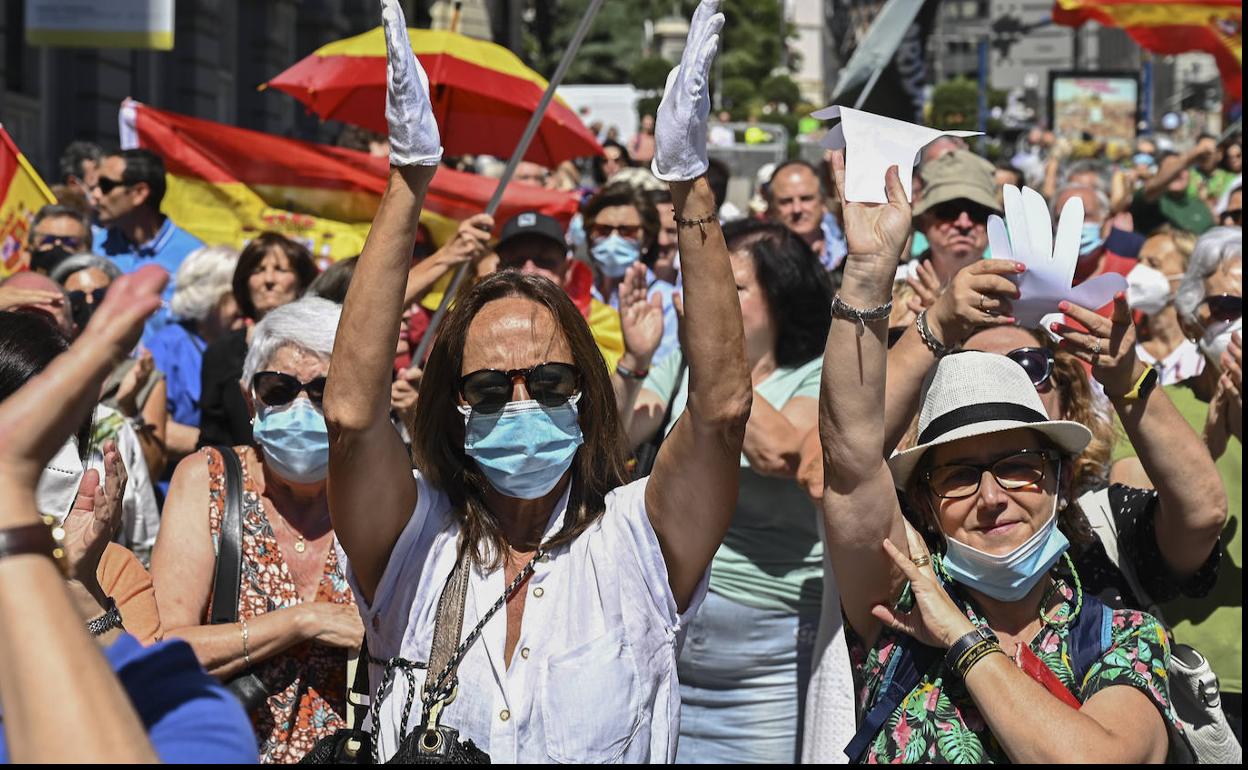 Manifestación frente al Congreso de los Diputados por el 25 aniversario del secuestro y asesinato de Miguel Ángel Blanco.