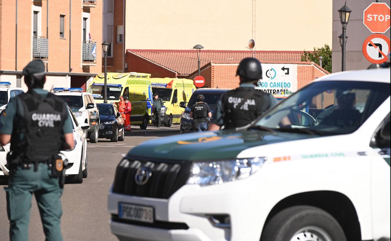 Despliegue de la Guardia Civilen Santovenia durante el atrincheramiento de un vecino tras matar a otro.