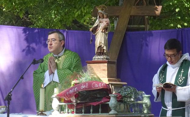 El padre Antonio Benéitez, durante el oficio religioso, ante la imagen de la Virgen del Carmen. 