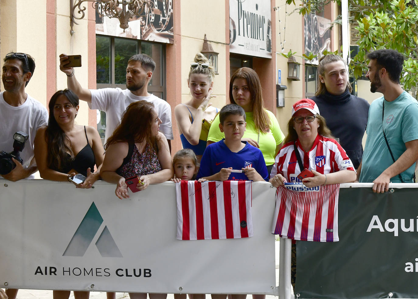 Llegada del Atlético de Madrid a Los Ángeles de San Rafael. 