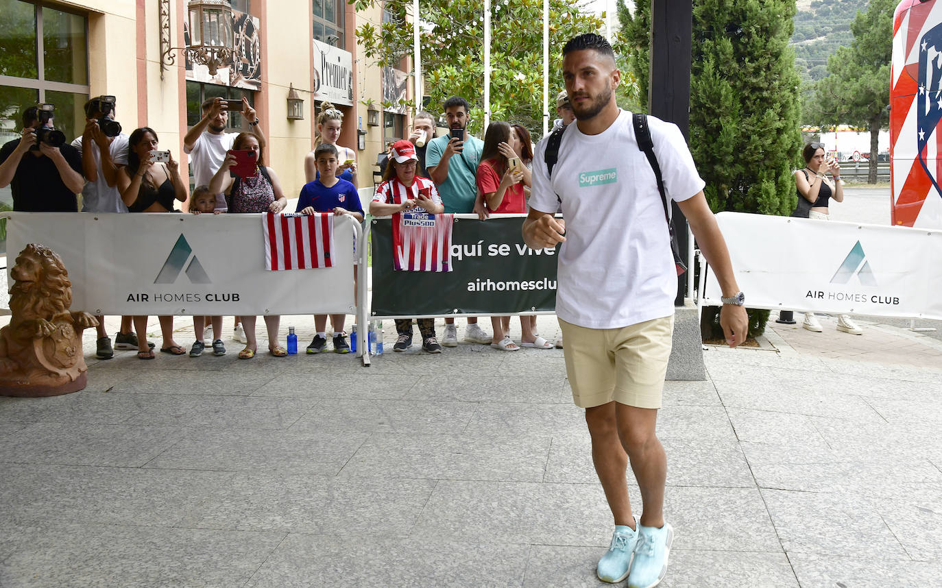 Llegada del Atlético de Madrid a Los Ángeles de San Rafael. 