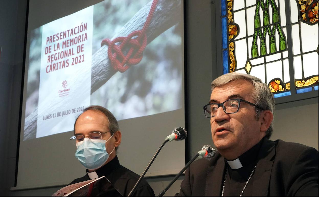 Jesús Martín y Luis Argüello, durante la presentación de la memoria de Cáritas de 2021. 