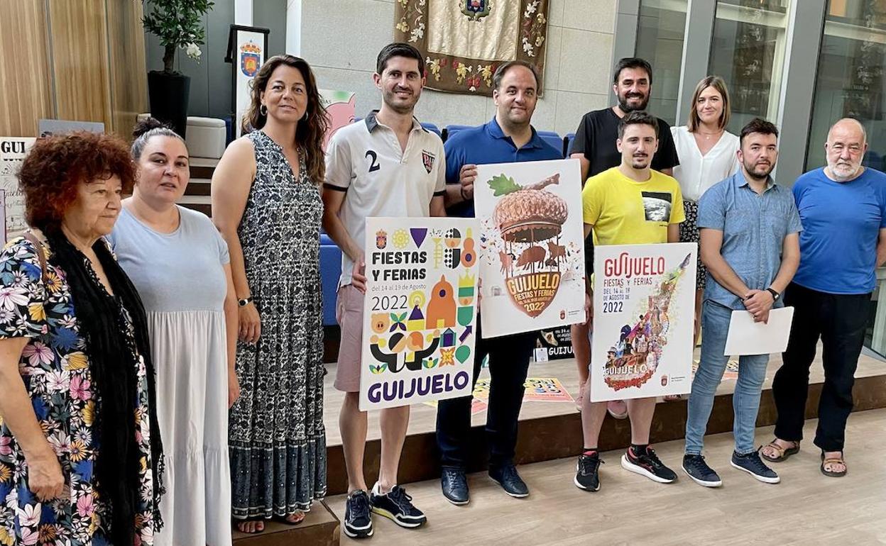 El alcalde, en el centro, con el cartel ganador.