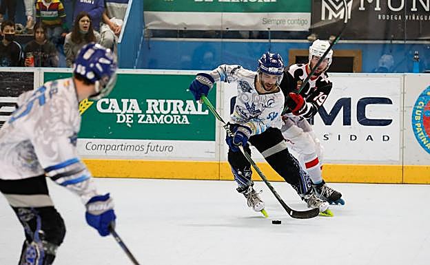 Imagen principal - En la ciudad de Valladolid en el mes julio se llevan a cabo eventos de hockey, balonmano playa y ciclismo 
