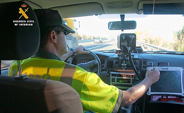 Circula en moto en sentido contrario, adelanta por la derecha y elude un control policial