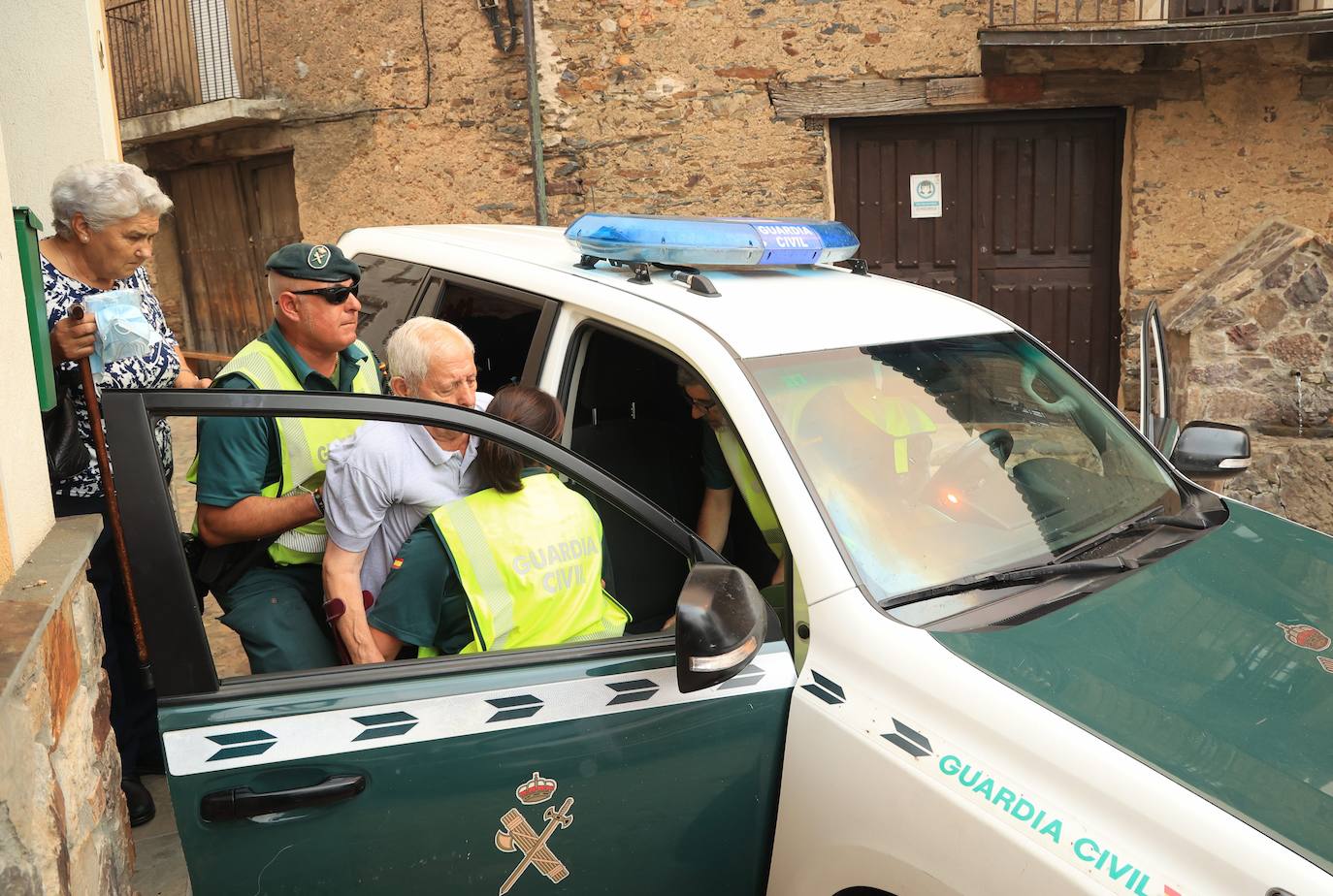 Fotos: El fuego obliga a desalojar a más de un centenar de vecinos de la localidad de Monsagro