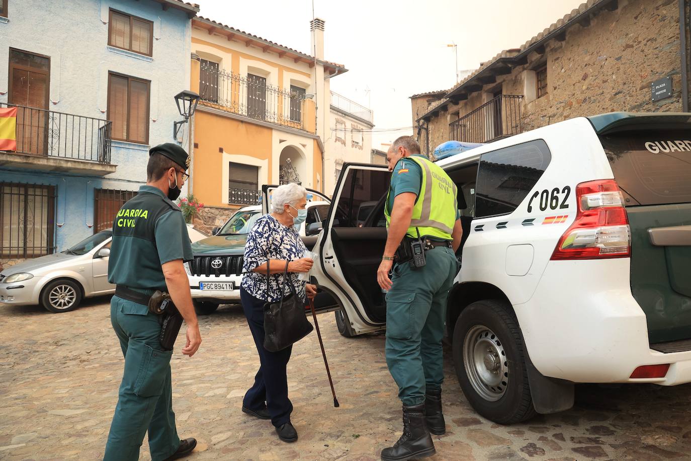 Fotos: El fuego obliga a desalojar a más de un centenar de vecinos de la localidad de Monsagro