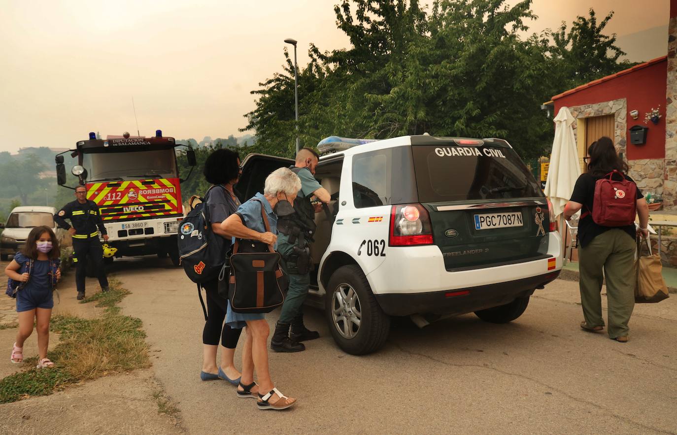 Fotos: El fuego obliga a desalojar a más de un centenar de vecinos de la localidad de Monsagro